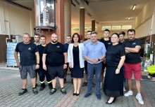Burmistrz Mariola Zmudzińska z zespołem druhów i wolontariuszy podczas wizyty w jednostce OSP – wspólne działania na rzecz lokalnej społeczności. - powiększ