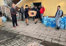 Wolontariusze i druhowie OSP przekazują pomoc rzeczową – woda i paczki z darami trafiają do potrzebujących podczas akcji wsparcia. - powiększ