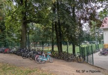 Rowerowy dzień w SP w Pępowie – dziesiątki rowerów zaparkowanych pod szkołą  - powiększ