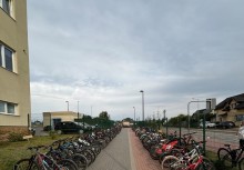 Rowerowy szpaler przy SP w Baninie – uczniowie licznie przyjechali jednośladami  - powiększ