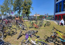 Rowerowy zawrót głowy przed szkołą w Chwaszczynie – uczniowie licznie przybyli na dwóch kółkach  - powiększ