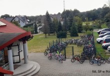 Szkoła Podstawowa w Przyjaźni – dziesiątki rowerów uczniów zaparkowane przy wejściu  - powiększ