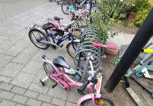 Rowerki dziecięce zaparkowane przy szkole – efekt udziału w akcji „Wrzesień z rowerem”.  - powiększ