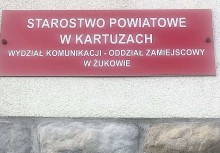 Tabliczka z napisem 'Starostwo Powiatowe w Kartuzach '. - powiększ
