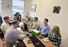 6 osób zasiada przy stole wraz z Panią Burmistrz . - powiększ