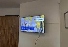 W tle widać Ekran Telewizora.  - powiększ