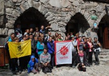 Turnus Tatry - wspólne zdjęcie uczestników przed Schroniskiem Górskim Murowaniec - powiększ