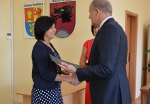 Burmistrz Wojciech Kankowski wręcza akt mianowania nauczycielce Marzenie Podlewskiej - powiększ
