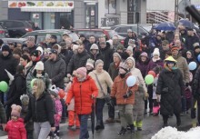 Mieszkańcy i goście idący w Orszaku Trzech Króli - powiększ