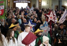 Tłum ludzi w kościele - powiększ
