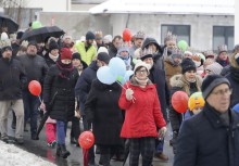 Mieszkańcy i goście idący w Orszaku Trzech Króli - powiększ