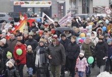 Mieszkańcy i goście idący w Orszaku Trzech Króli - powiększ