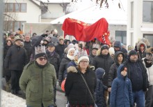 Mieszkańcy i goście idący w Orszaku Trzech Króli - powiększ