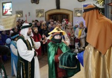 Tłum ludzi w kościele - powiększ