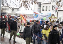 Mieszkańcy i goście idący w Orszaku Trzech Króli - powiększ