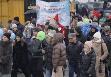 Mieszkańcy i goście idący w Orszaku Trzech Króli - powiększ