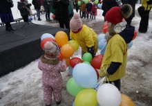 Dzieci rozdają balony - powiększ