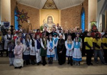 Kilkadziesiąt osób przed ołtarzem - powiększ