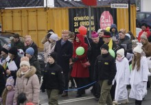 Mieszkańcy i goście idący w Orszaku Trzech Króli - powiększ