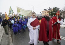 Mieszkańcy i goście idący w Orszaku Trzech Króli - powiększ