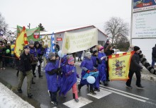 Mieszkańcy i goście idący w Orszaku Trzech Króli - powiększ