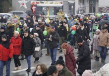 Mieszkańcy i goście idący w Orszaku Trzech Króli - powiększ
