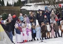 Około 20 osób, na pierwszym planie dzieci - powiększ