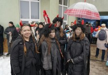 Kilkanaście osób przy szkole, na pierwszym planie przebrane osoby - powiększ
