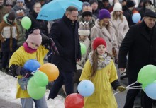 Mieszkańcy i goście idący w Orszaku Trzech Króli - powiększ