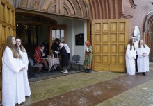 Około 10 osób przy wejściu do kościoła - powiększ