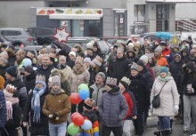 Mieszkańcy i goście idący w Orszaku Trzech Króli - powiększ