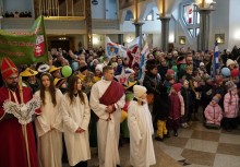 Tłum ludzi w kościele - powiększ