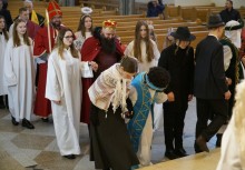 Około 20 osób w kościele - powiększ
