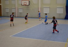 Pięciu zawodników podczas meczu futsalu - powiększ