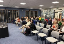 Na zdjęciu ok 32 osoby na widowni podczas spotkania - powiększ