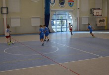 Pięciu zawodników podczas meczu futsalu - powiększ