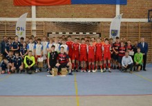 Na zdjęciu ponad 50 osób na hali widowiskowo-sportowej. Większość do młodzi zawodnicy futsalu - powiększ