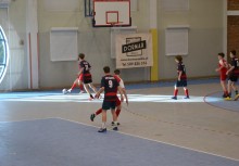 Siedmiu zawodników podczas meczu futsalu - powiększ