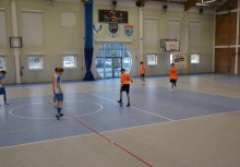 Sześciu zawodników podczas meczu futsalu - powiększ