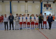 Ośmiu zawodników futsalu z trenerami oraz przedstawicielem Rady Miejskiej w Żukowie - powiększ