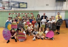 Zdjęcie grupowe w sali gimnastycznej - powiększ
