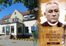 To kolaż przedstawiający budynek szkoły oraz wizerunek ks. dra Stanisława Sychowskiego z podpisem:
„Ks. dr Stanisław Sychowski 1869–1921”
Poniżej widnieje podpis autora publikacji – Adam Węsierski – oraz miejsce wydania: Śliwice 2018. - powiększ