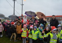 [fot. Natalia Piotrzkowska] Rozświetlenie choinki z kolędami i Mikołajem - powiększ
