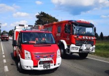 Na zdjęciu widać dwa samochody OSP. - powiększ