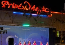 Zespół taneczny Portartówki występuje na scenie festiwalu Fiestalonia Milenio w Lloret de Mar – wieczorny pokaz na tle podświetlonego napisu „Privé Magic”. - powiększ