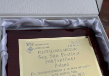 Pamiątkowa tabliczka w etui z napisem „Sea Sun Festival – Portartówka, Poland”, przyznana podczas festiwalu Fiestalonia Milenio 2025. - powiększ