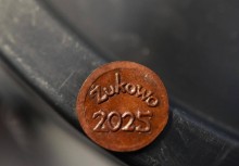 Zbliżenie na gliniany żeton z napisem ‘Żukowo 2025’, przygotowany z okazji Nocy Muzeów – symbol pamiątkowy wydarzenia kulturalnego. - powiększ