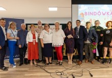 Grupa Ludzi pozujących do zdjęcia. - powiększ