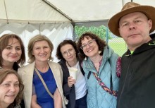 Grupa 6 osób pozująca do zdjęcia . - powiększ
