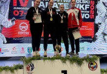 Zawodniczki z medalami i dyplomami na podium IV Mistrzostw Polski Karate WKF 2025. - powiększ